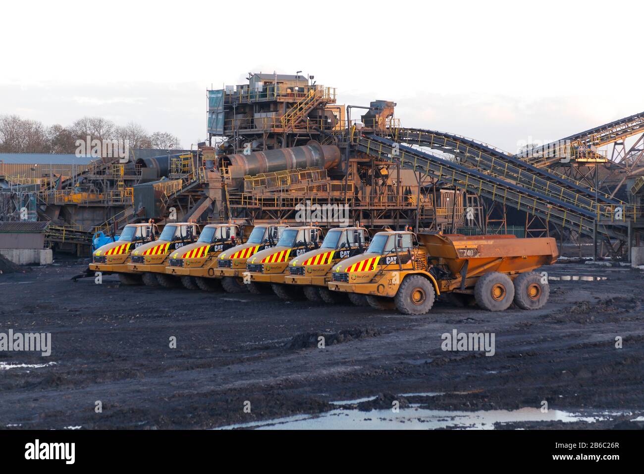 I dumper sono parcheggiati presso l'ex Impianto di riciclaggio del carbone a Rossington, Doncaster Foto Stock