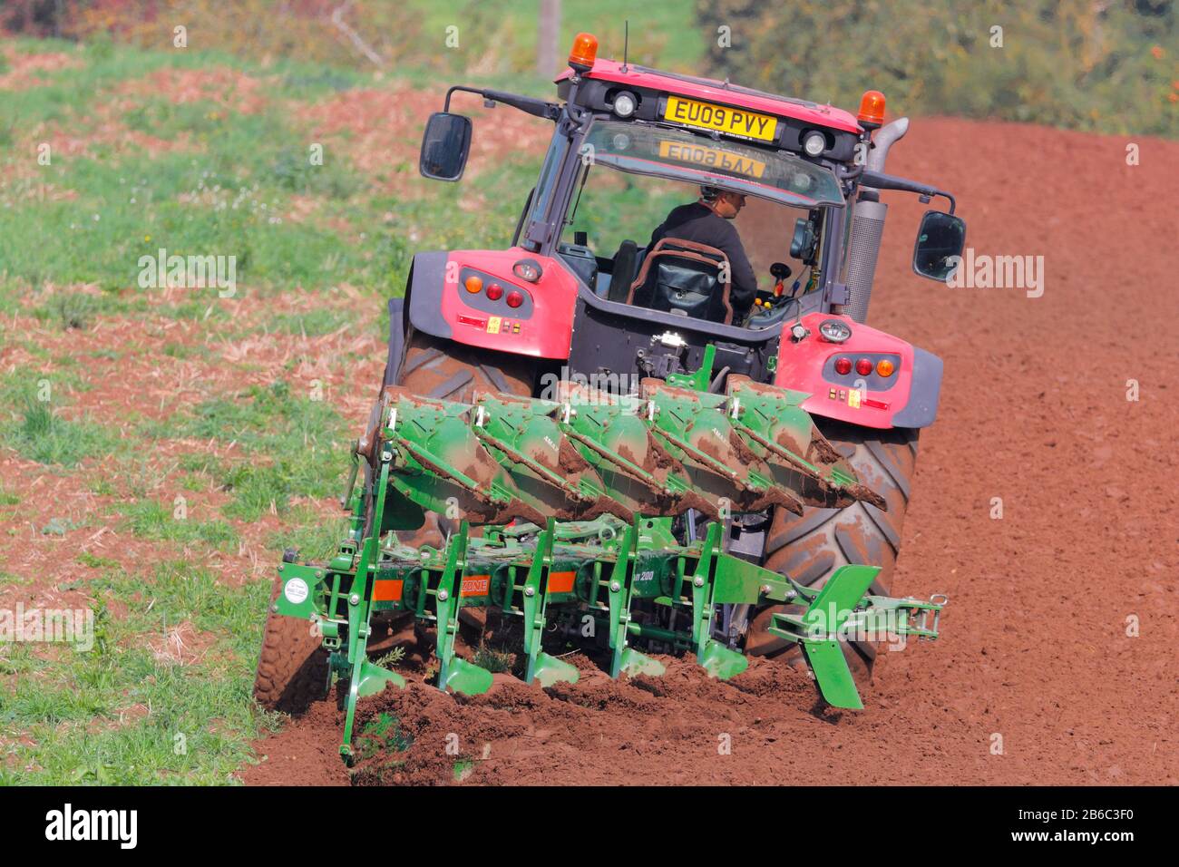 Un trattore Massey Ferguson che aratura un campo a Doncaster Foto Stock