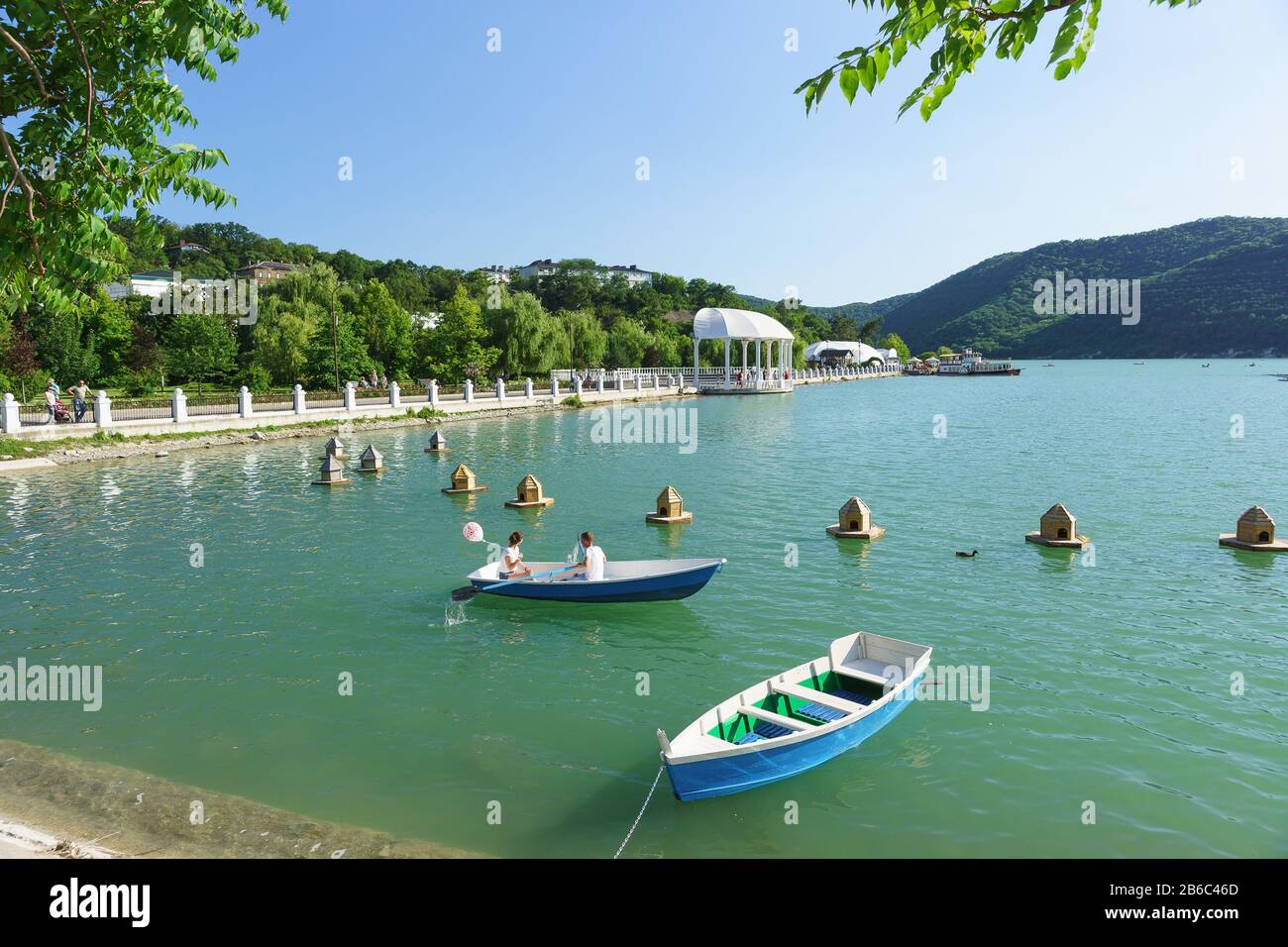 Russia, regione di Krasnodar, Novorossiysk, villaggio di Abrau-Durso, 12 giugno 2018: Canottaggio su un pittoresco lago di montagna Abrau nel villaggio turistico Foto Stock