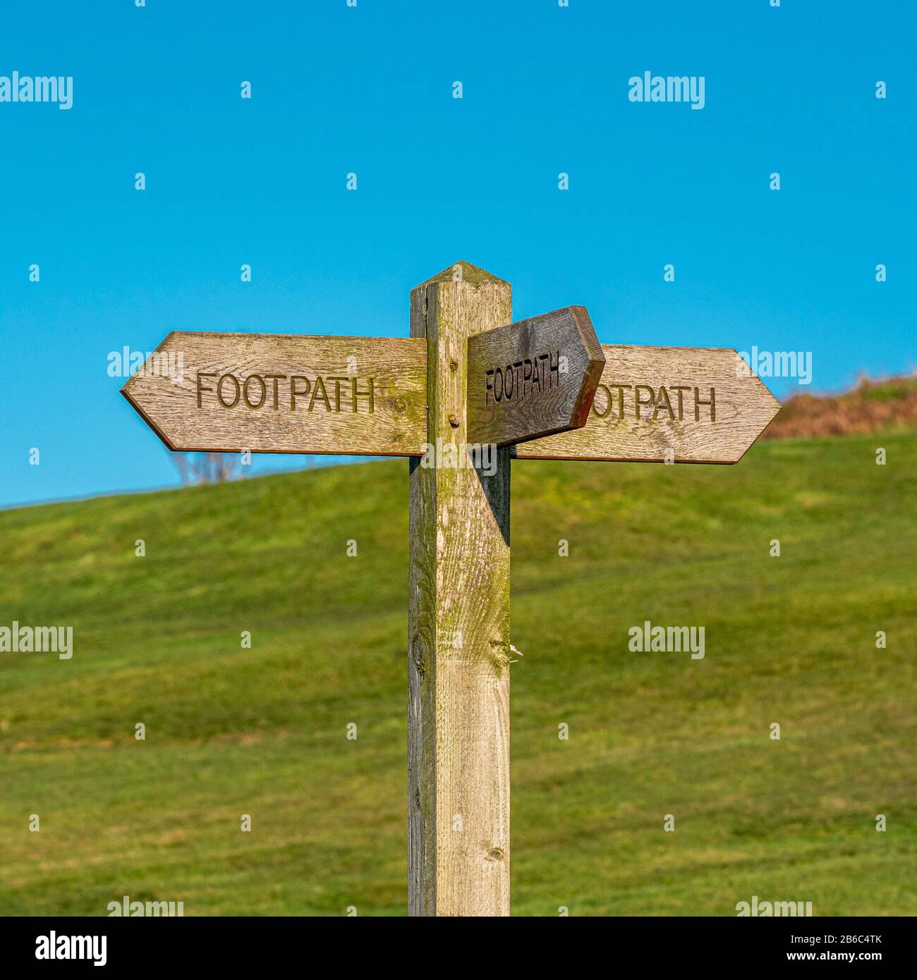 Cartello In legno Che indica Il Sentiero in diverse direzioni Foto Stock