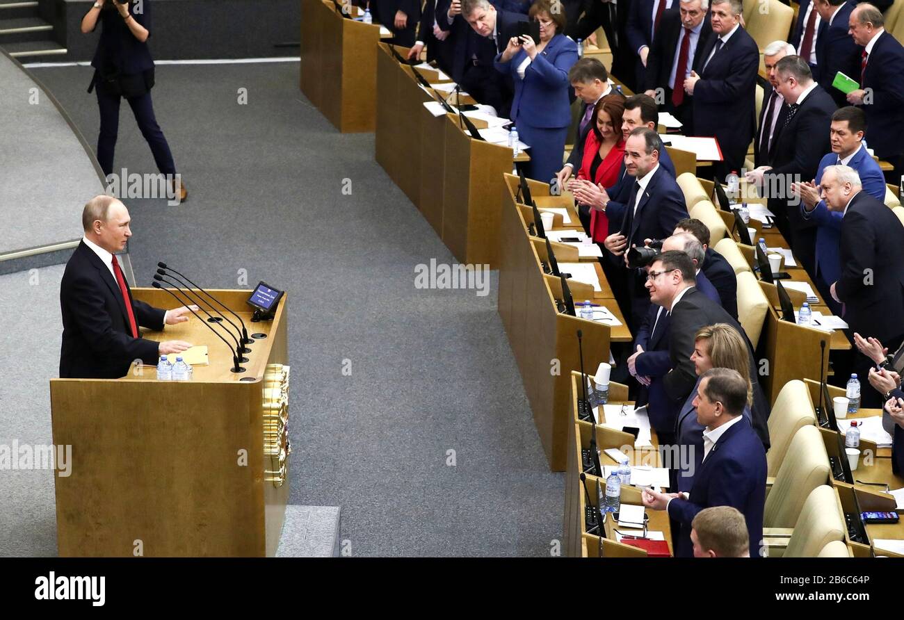 Mosca, Russia. 10th Mar, 2020. Il presidente russo Vladimir Putin si rivolge ai membri della Duma di Stato, la Camera bassa del parlamento russo, sulle proposte di modifiche costituzionali presentate da Putin il 10 marzo 2020 a Mosca, Russia. Con i cambiamenti proposti Putin resterà al potere fino al 2036 invece di essere tenuto a lasciare il suo incarico nel 2024. Credito: Aleksey Nikolskyi/Kremlin Pool/Alamy Live News Foto Stock