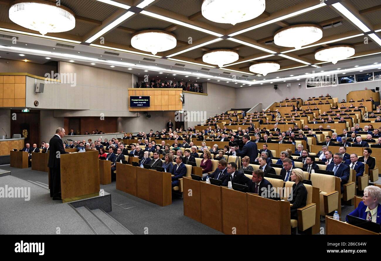 Mosca, Russia. 10th Mar, 2020. Il presidente russo Vladimir Putin si rivolge ai membri della Duma di Stato, la Camera bassa del parlamento russo, sulle proposte di modifiche costituzionali presentate da Putin il 10 marzo 2020 a Mosca, Russia. Con i cambiamenti proposti Putin resterà al potere fino al 2036 invece di essere tenuto a lasciare il suo incarico nel 2024. Credito: Aleksey Nikolskyi/Kremlin Pool/Alamy Live News Foto Stock