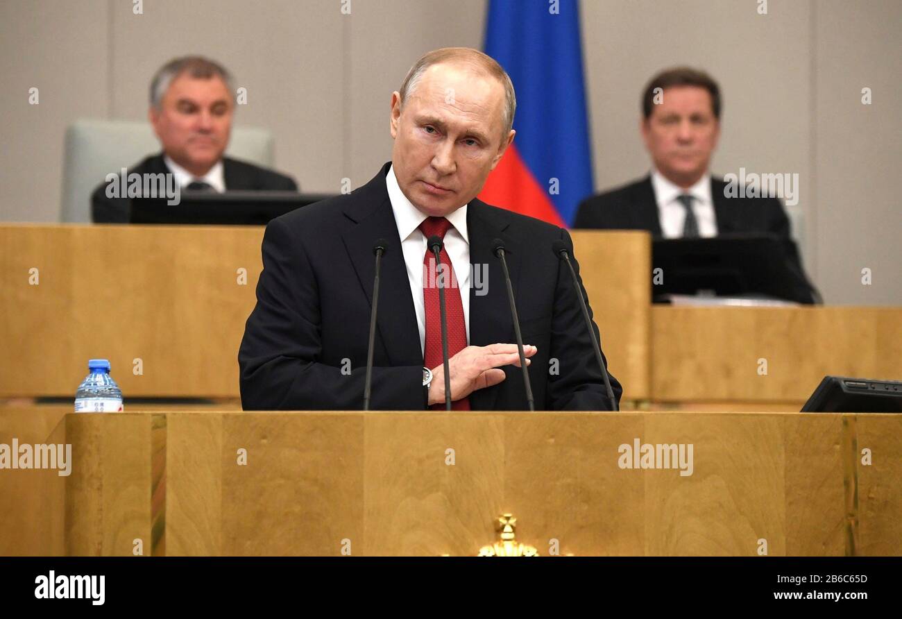 Mosca, Russia. 10th Mar, 2020. Il presidente russo Vladimir Putin si rivolge ai membri della Duma di Stato, la Camera bassa del parlamento russo, sulle proposte di modifiche costituzionali presentate da Putin il 10 marzo 2020 a Mosca, Russia. Con i cambiamenti proposti Putin resterà al potere fino al 2036 invece di essere tenuto a lasciare il suo incarico nel 2024. Credito: Aleksey Nikolskyi/Kremlin Pool/Alamy Live News Foto Stock