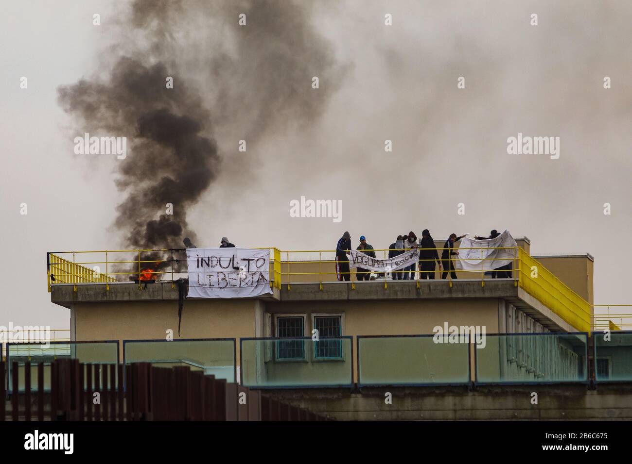 Bologna, ITALIA. 10 Marzo 2020. Prigionieri sul tetto della prigione di Bologna durante le proteste per il loro trattamento durante lo scoppio del coronavirus il 10 marzo 2020 a Bologna, Italia. Credit: Massimiliano Donati/Alamy Live News Foto Stock