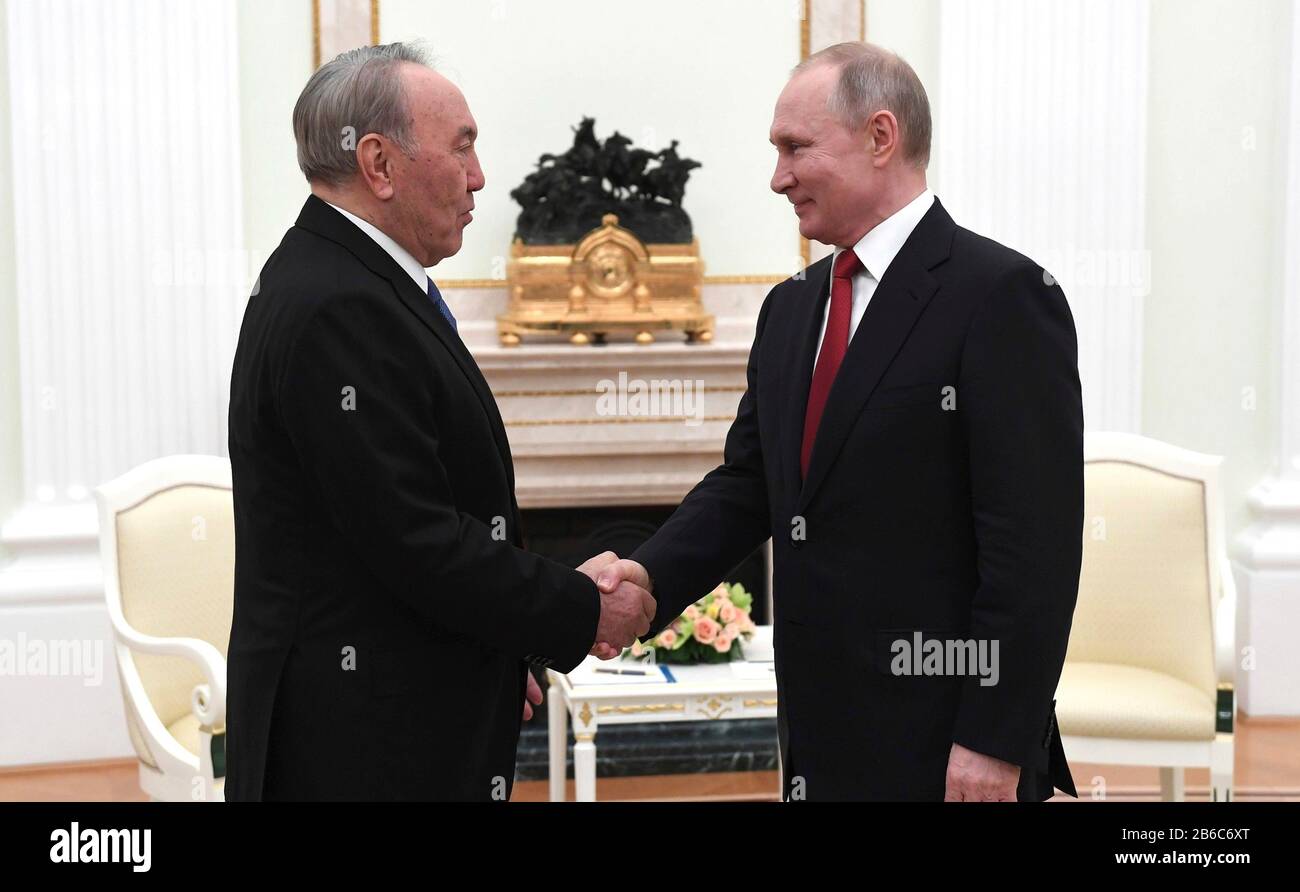 Mosca, Russia. 10th Mar, 2020. Il presidente russo Vladimir Putin accoglie con favore l'ex presidente del Kazakistan Nursultan Nazarbayev prima dell'inizio di un incontro bilaterale nel Cremlino del 10 marzo 2020 a Mosca, Russia. Credito: Alexei Nikolsky/Kremlin Pool/Alamy Live News Foto Stock