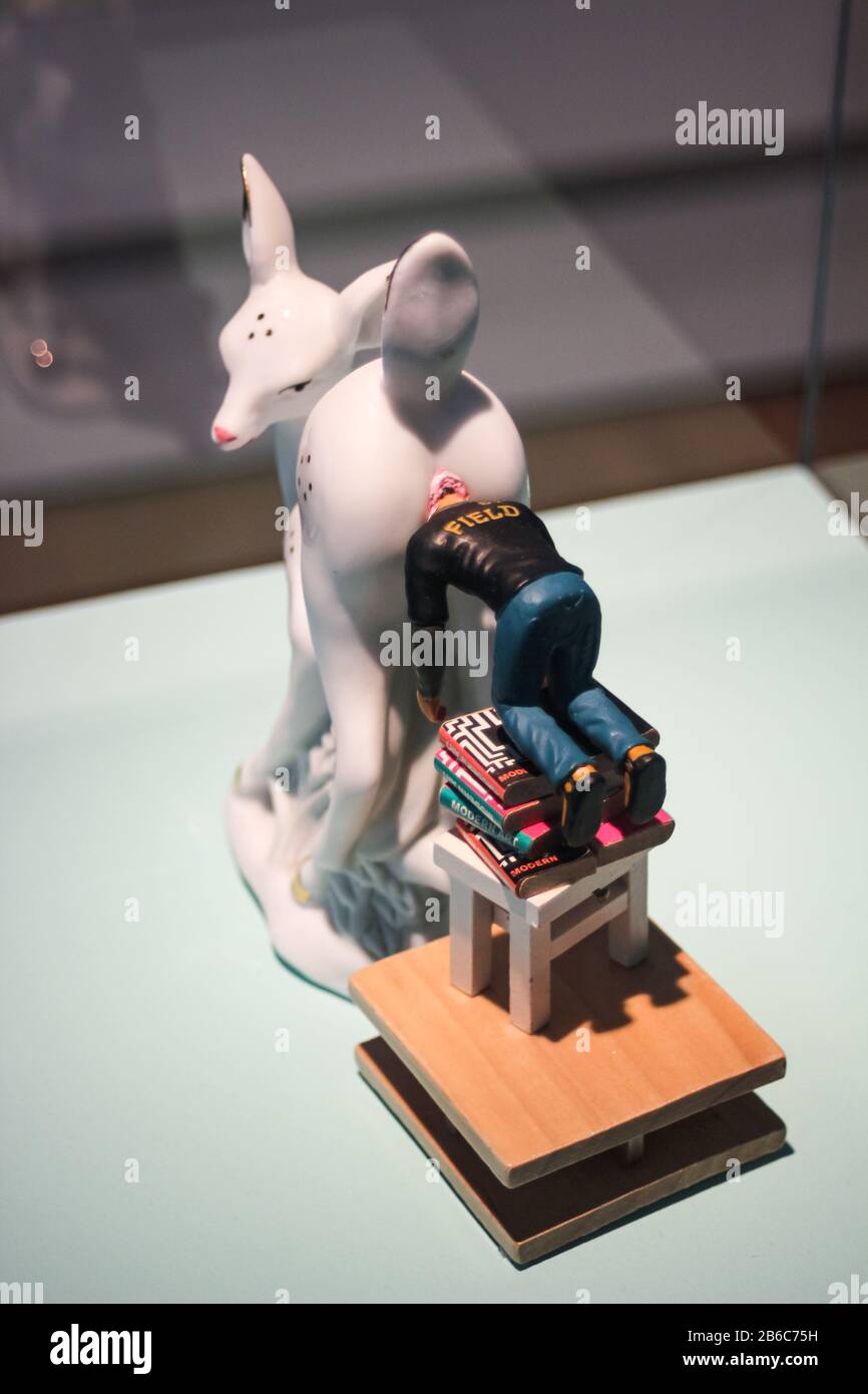 Arte di porcellana contemporanea di Marko Mäetamm a casa e Lontano mostra nel Museo d'Arte di Kumu a Tallinn, Estonia Foto Stock