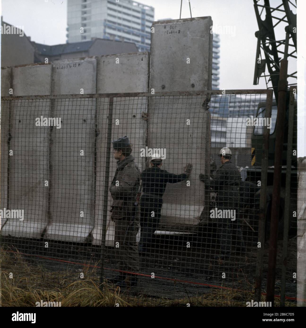 Ausbau der Grenzmauer – Zimmerstraße / Charlottenstraße Sektorengrenze Mitte / Kreuzberg Berlin Oktober 1976 - ampliamento del muro di confine Berlino 1976 Foto Stock