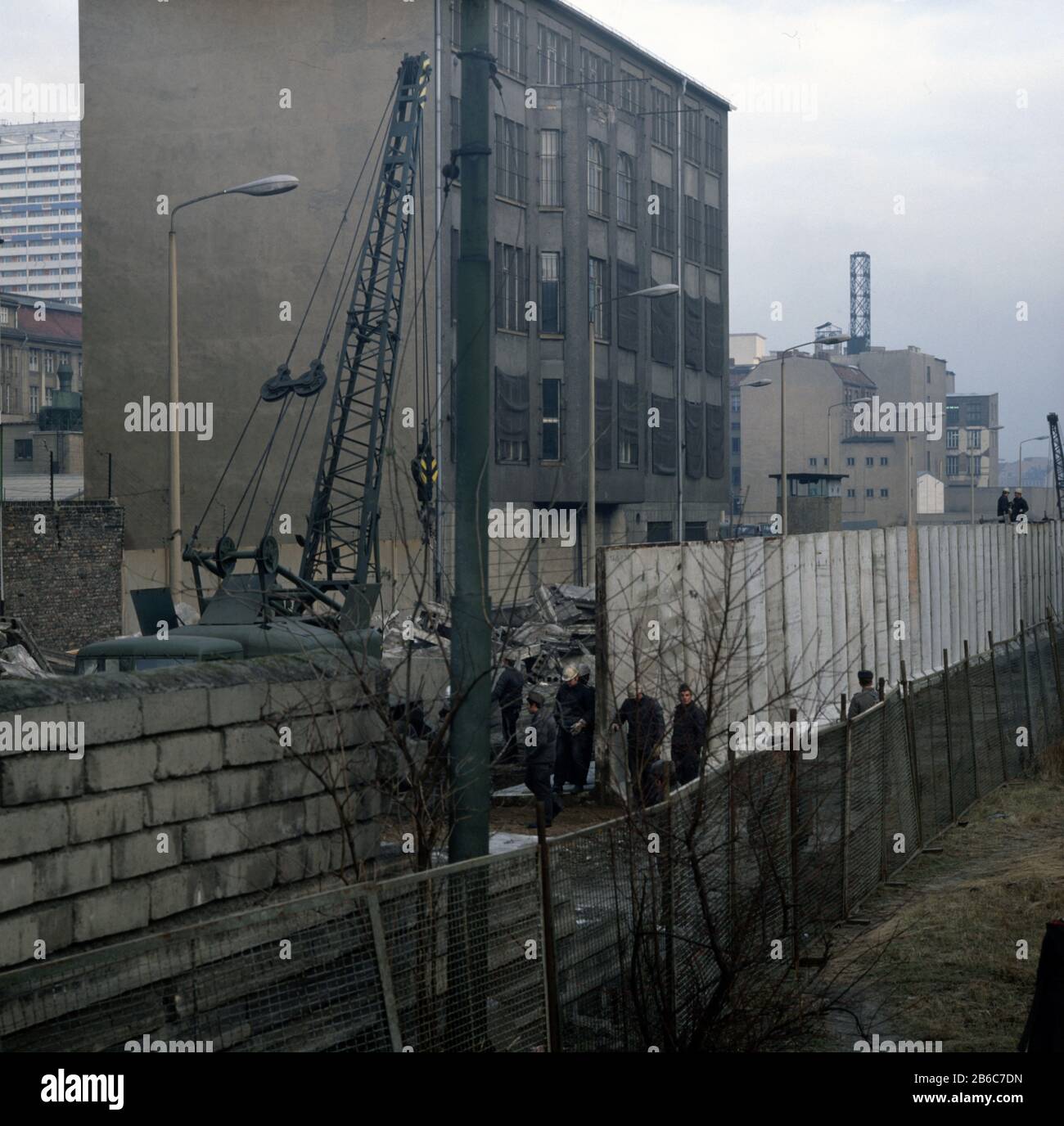 Ausbau der Grenzmauer – Zimmerstraße / Charlottenstraße Sektorengrenze Mitte / Kreuzberg Berlin Oktober 1976 - ampliamento del muro di confine Berlino 1976 Foto Stock
