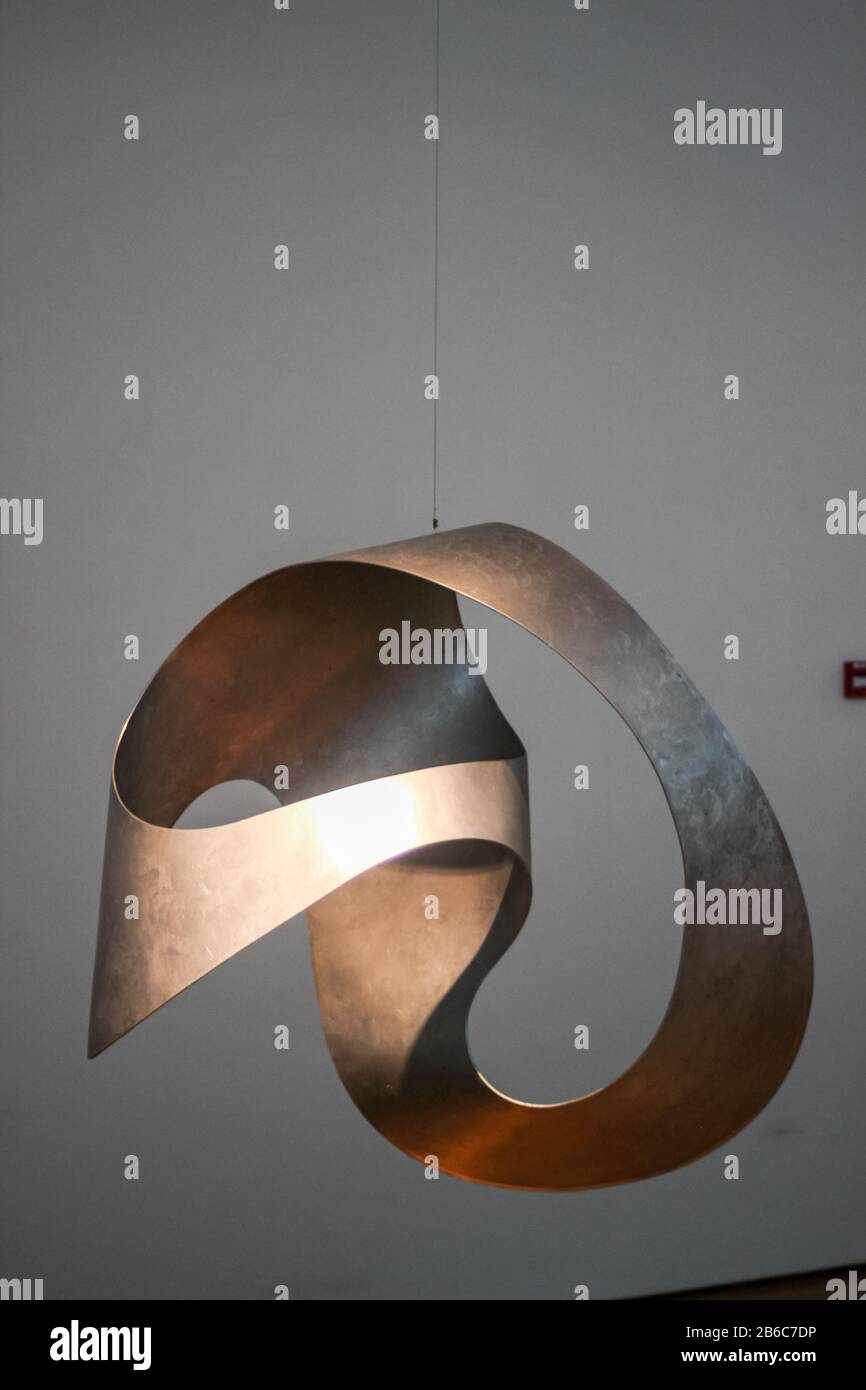 Figura spaziale i, scultura di Edgar Viies al Museo d'Arte Kumu a Tallinn, Estonia Foto Stock