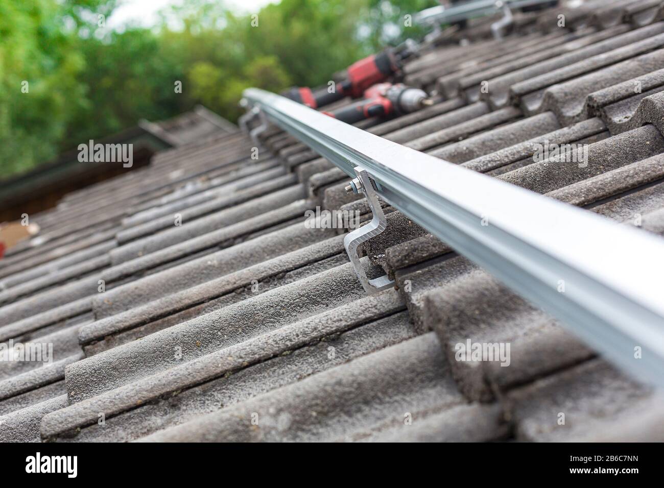 Primo piano del binario di montaggio per impianto fotovoltaico sul tetto dell'edificio Foto Stock