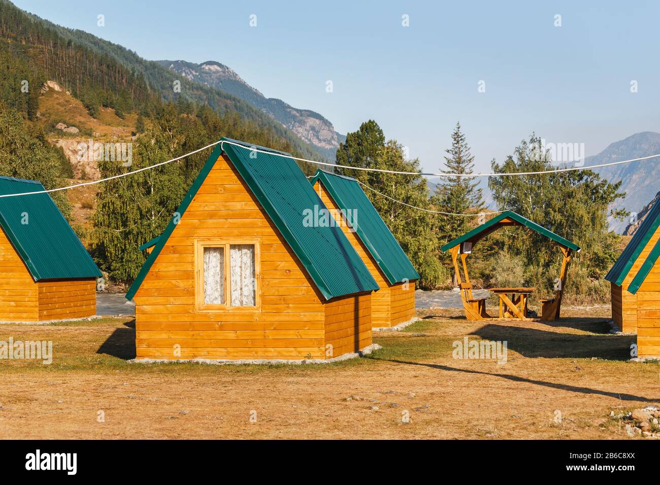Camping baite in legno presso l'ostello turistico in montagna Foto Stock