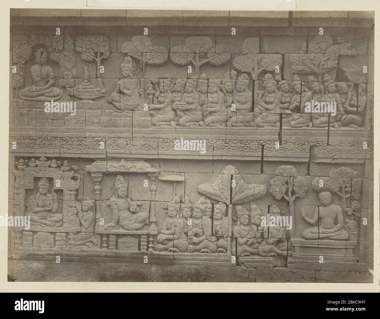 Il rilievo racconta storie d'infanzia di Siddhartha in Lalitavistara e di Rudrayana in Avadana. Produttore : fotografo: Isidore Kinsbergen Luogo produzione: Java (possibile) Data: Set 1873 - dic 1873 caratteristiche Fisiche: Albumen materiale di stampa: Carta cartone Tecnica: Albumen dimensioni di stampa: H 300 mm × W 240 mmToelichtingGallery i, parete principale, nord 41 (in alto): Il rilievo 1a-78, il rilievo di Lalitavistara, la madre o la Siddhartha deceduto, sotto forma della dea MahadevT, lo visiterà mentre sta digiunando e meditando. 42 (in basso) rilievo 1b 78, rilievo Avadana, storia di Rudrayana, Rud Foto Stock