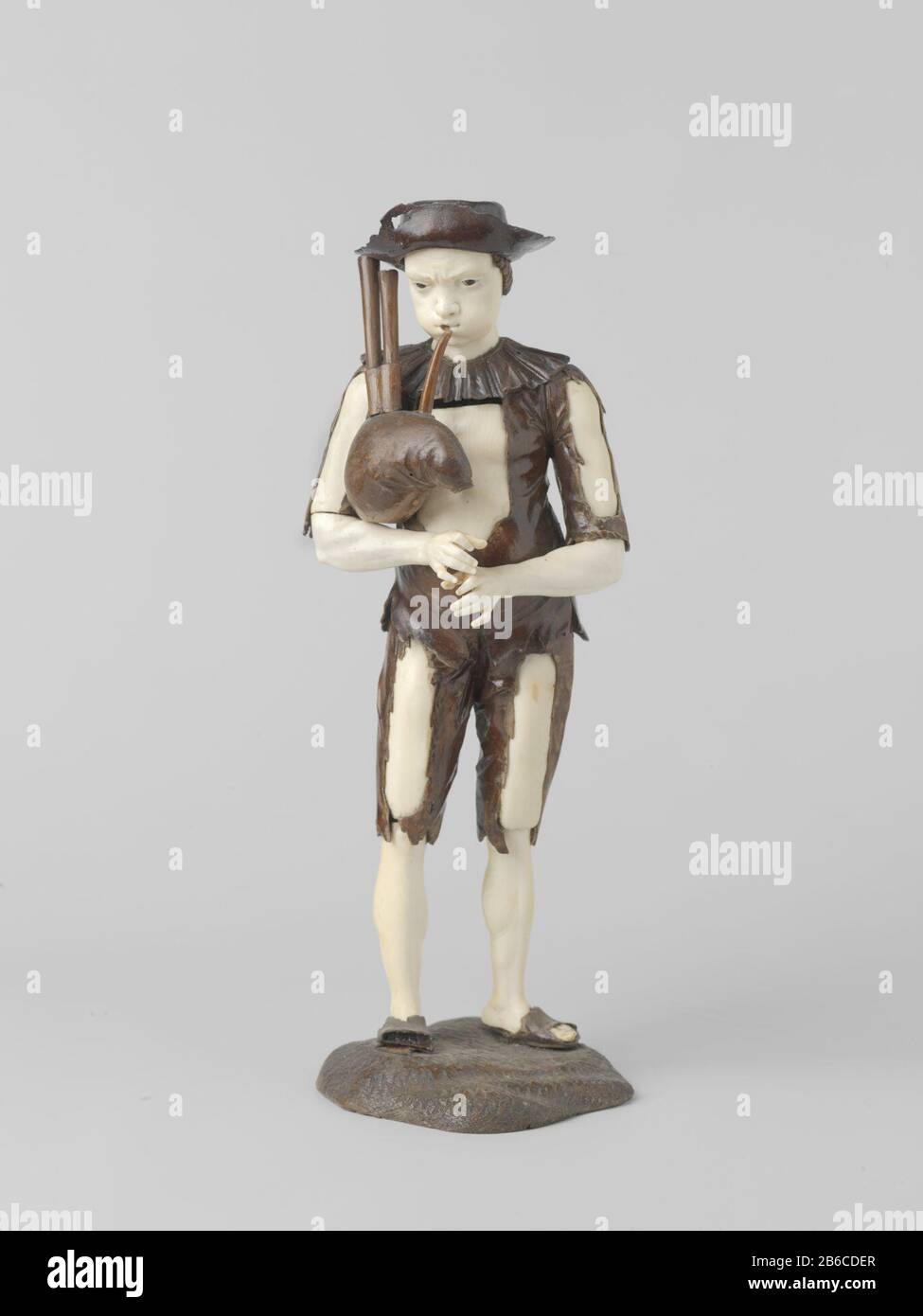 Beggar con cornamuse Bedelaar spelend op een doedelzak. Produttore : ivoorsnijder: Simon Troger (School van) Appuntamenti: Na 1693 - voor 1768 Materiale: Ivoo dimensioni: H 31 cm. × b 11,5 cm. Foto Stock