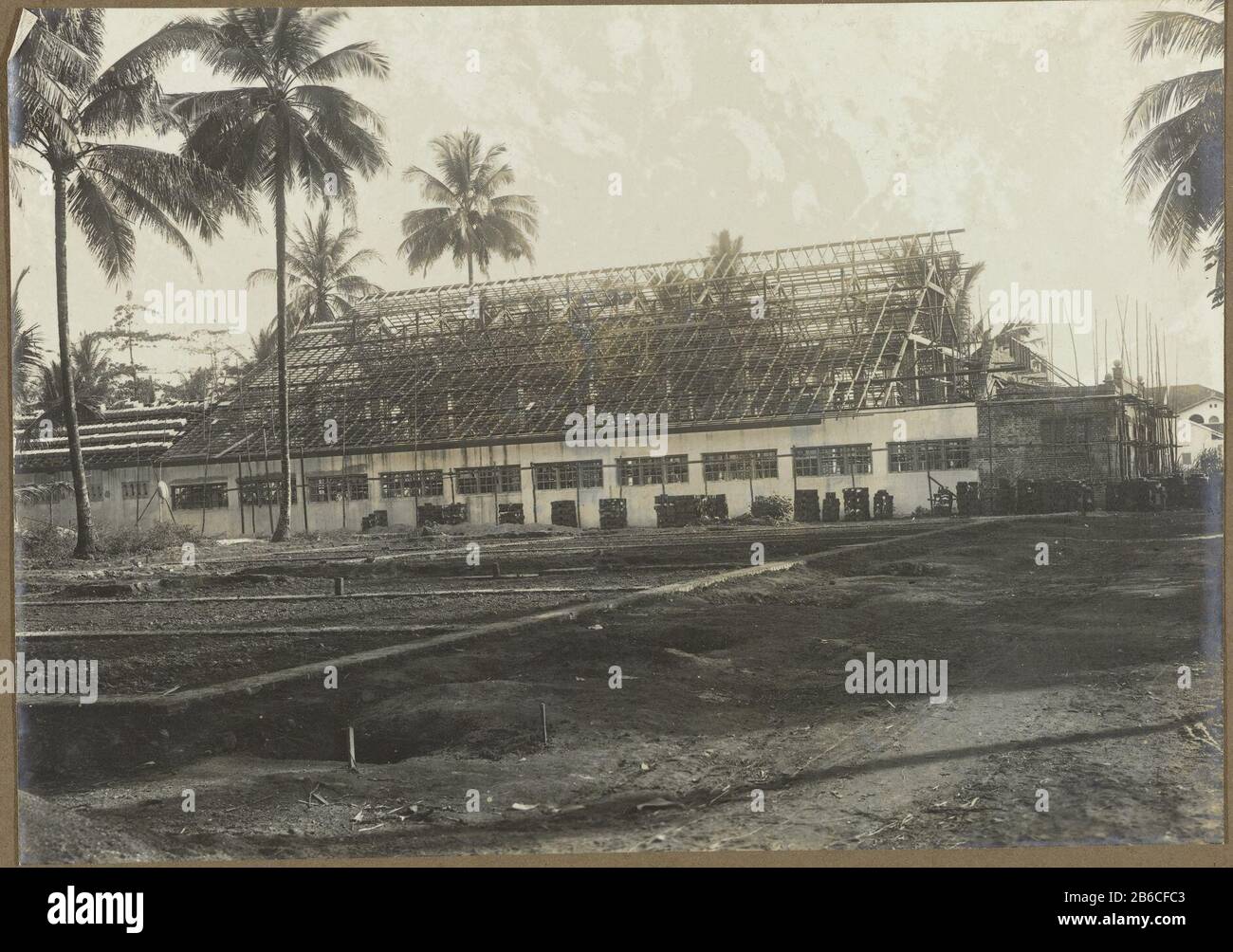 Edificio commerciale in costruzione Vista di un grande edificio commerciale in costruzione, in primo piano sito vacante palme sinistra e destra, Dove: Apparentemente a Medan. Foto dell'album fotografico degli architetti e costruttori olandesi Bennink e Riphagen a Medan negli anni intorno al 1914-1919. Produttore : fotografo: Anonymous place manufacturing Medan dating: 1914 - 1919 caratteristiche Fisiche: Gelatina argento materiale di stampa: Carta Tecnica: Gelatina argento dimensioni di stampa: H 142 mm × b mm Data 202: 1914 - 1919 Foto Stock