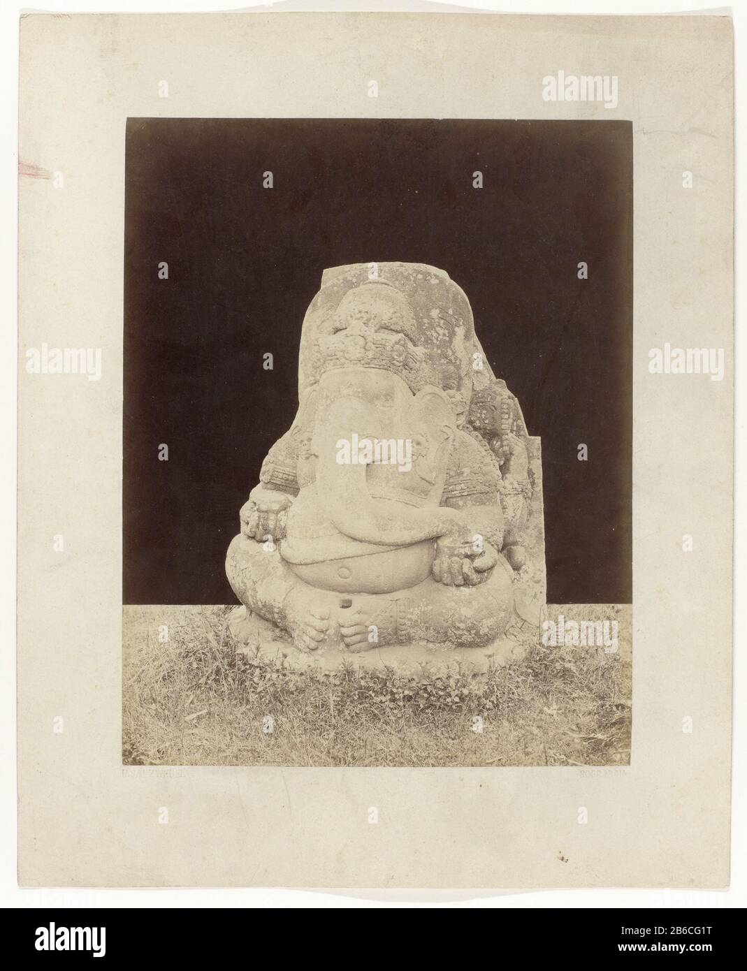 Immagine di Ganesha Ferrovie dello Stato Java (titolo della serie) pietra statua del dio indù Ganesha. Il tempio di Ganesha nel complesso Tjandi a Singosari Malang. Parte di un gruppo di 62 foto in una scatola con l'iscrizione Ferrovie dello Stato su Java dal 1888. Produttore : fotografo Herman Salzwedel (elenco proprietà) Luogo di fabbricazione: Surabaya datazione: 1880 - 1888 caratteristiche Fisiche: Albumen materiale di stampa: Carta Tecnica: Albumen stampa dimensioni: Foto: H 215 mm × W 275 mmkarton: H 303 mm × W 374 mm Data: 1880 - 1888 Foto Stock