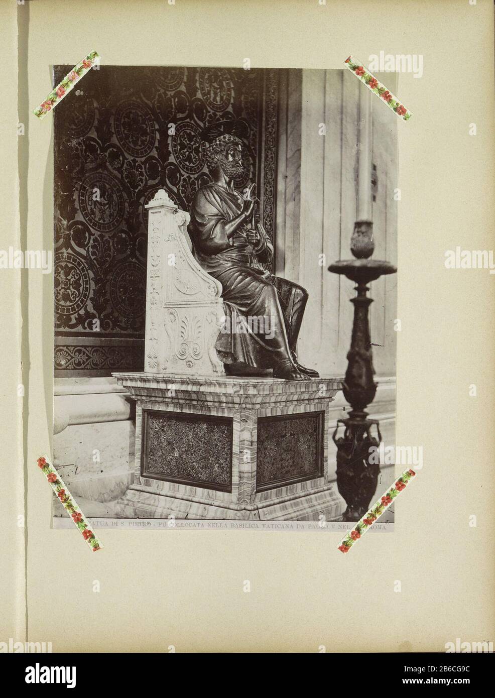 Immagine di Pietro in Vaticano Statua di Pietro S - fu collocata nella Basilica Vaticana da Paolo V nel 1605 Roma (oggetto del titolo) Parte dell'album con registrazioni di rassegna dove: Condizioni nelle città italiane e kunstwerken. Produttore : fotografo: Anonymous Place produzione: Basilica di San Pietro Data: CA. 1860 - ca. 1900 caratteristiche Fisiche: Albume materiale di stampa : carta Tecnica: Albume dimensioni di stampa: Foto: H 254 mm × W 187 mm Oggetto: Vita e atti della statua di Pietro Monumento pezzo di scultura, riproduzione di un pezzo di scultura dove San Pietro Basilica Foto Stock