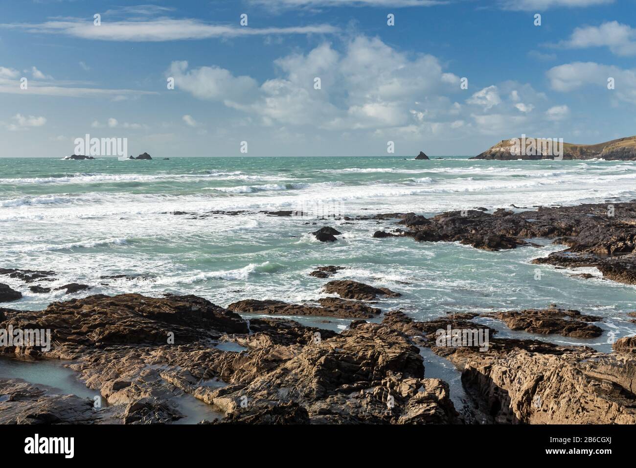 Affacciato sulla splendida spiaggia di sabbia dorata di Constantine Bay Cornwall, Inghilterra, Regno Unito Foto Stock