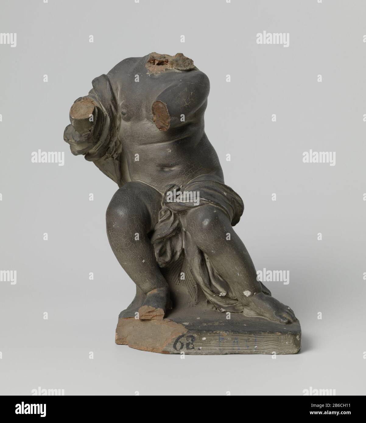 Immagine di un bambino seduto Beeld van een zittend genere. Produttore : Plats fabbricante: Holland Dating: CA. 1700 - ca. 1725 Materiale: Terracotta Techniek: Boetseren dimensioni: H 26,5 cm. × b 20 cm. × d 16,5 cm. Foto Stock