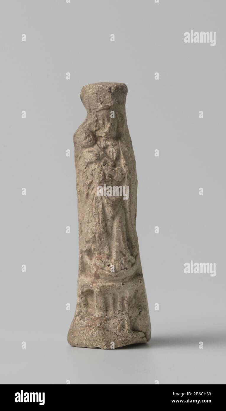 Immagine, piccola statuetta di Maria, incoronata con il bambino nelle sue braccia che si erge sopra una mezzaluna Beeld, klein statuette van Maria, gekroond met het kind in de armen staande boven een halve maan. Gebakken pijpaarde ha incontrato sporen van policromie. Zeer geschonden. Produttore : anoniem Dating: CA. 1400 - ca. 1500 Materiale: Aardewerk dimensioni: H 8,3 cm. × b 2,5 cm. × d 2,6 cm. Foto Stock