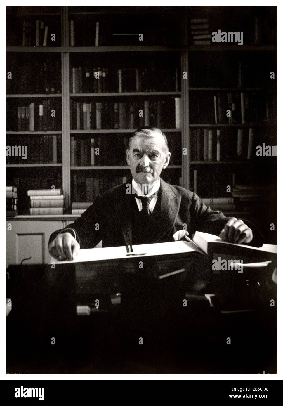Neville Chamberlain primo ministro britannico 1936 lavorando sulla dichiarazione annuale di bilancio britannica nel suo studio al n. 10 Downing Street London Foto Stock