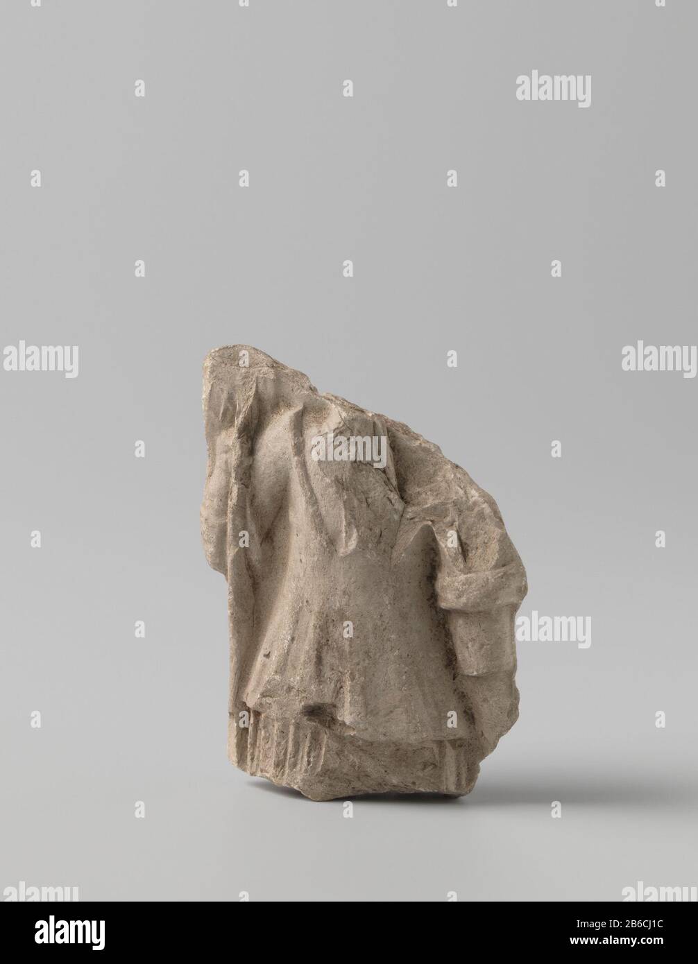 Scultura di un guerriero Beeldhouwwerk van een krijgsman. Zeer geschonden fragmentVervaardiging Appuntamenti: CA. 1400 - ca. 1950 Materiale: Aardewerk dimensioni: H 5,3 cm. × b 4,0 cm. × d 1,8 cm. Foto Stock