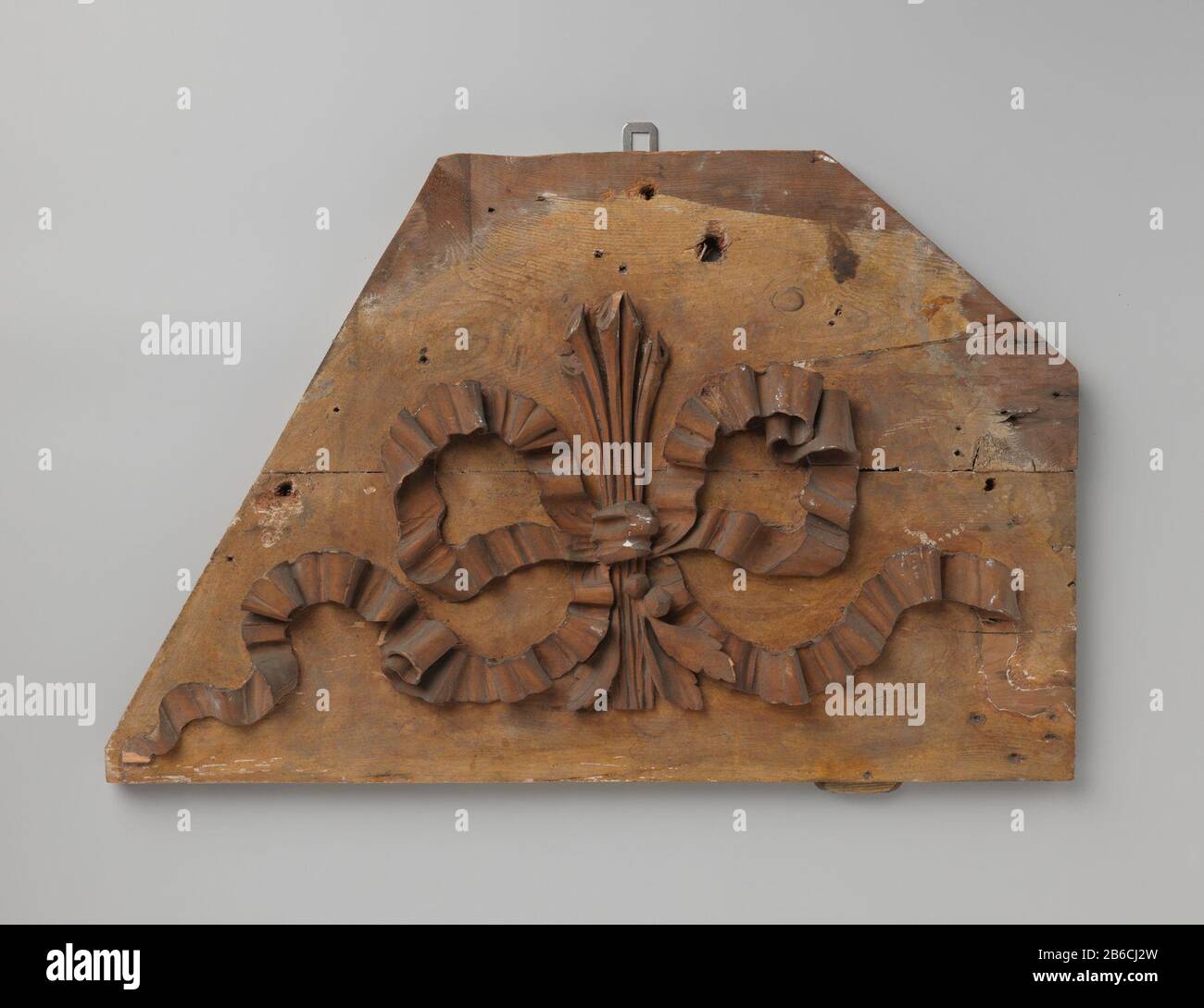 Modello di scultura Beeldhouwwerkmodel: Snijwerk, proefmodel of voorbeeld van een gestrikt lint dat enkele takken bijeenhoudt. Snijwerk van lindenhout, op grenen Plank. Produttore : anoniemPlats fabbricante: Nederland datazione: 1800 - 1900 Materiale: Lindehout granenhout Techniek: Snijden / lijmen dimensioni: H 37 cm. × b 57,5 cm. × d 4 cm. Foto Stock