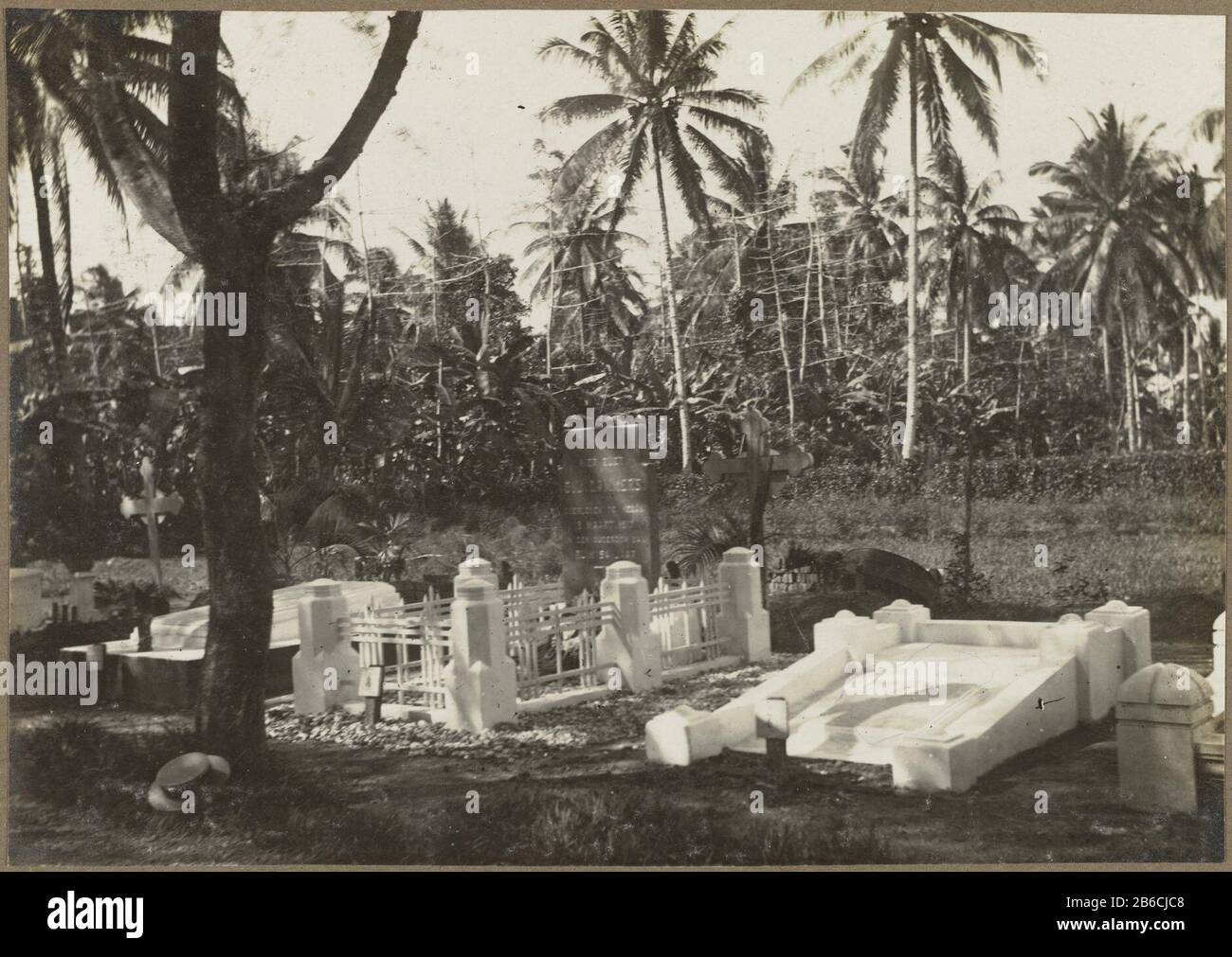 Cimitero con tomba GJ Dammers un cimitero a Medan con alcune tombe nel mezzo della tomba G. J. Dammers, morto il 18 marzo 1917. Fotografia nell'album degli architetti e costruttori olandesi Bennink e Riphagen a Medan negli anni intorno al 1914-1919. Produttore : fotografo: Anonymous place manufacturing Medan dating: 1917 - 1919 caratteristiche Fisiche: Gelatina argento materiale di stampa: Carta Tecnica : gelatina argento pressione dimensioni: Immagine: H 112 mm × W 160 mm Data: 1914 - 1919 Foto Stock