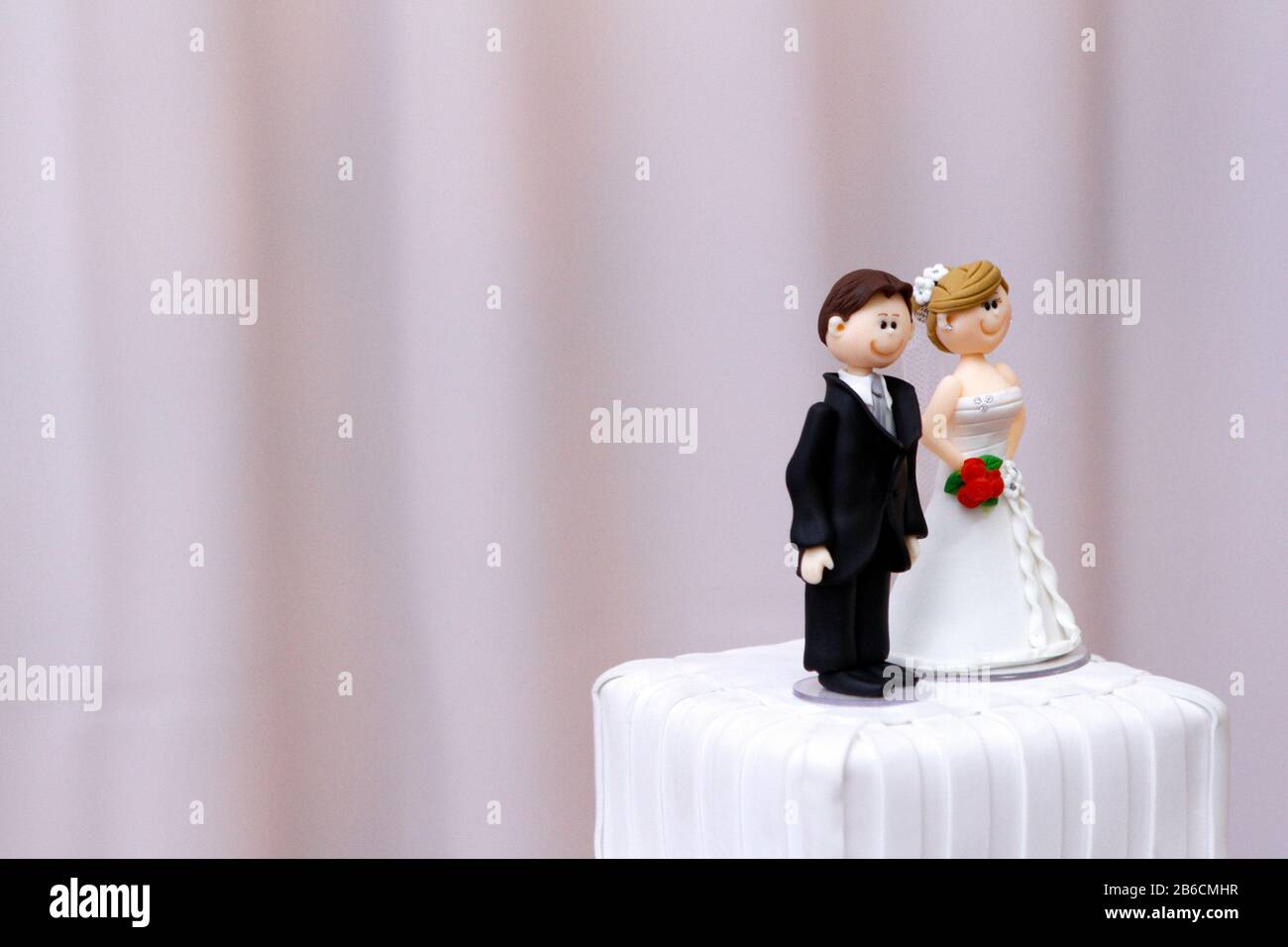 Le belle statue della sposa e lo sposo di decorazione torta di nozze - matrimonio sposa e lo sposo giovane bambola in torta di nozze Foto Stock