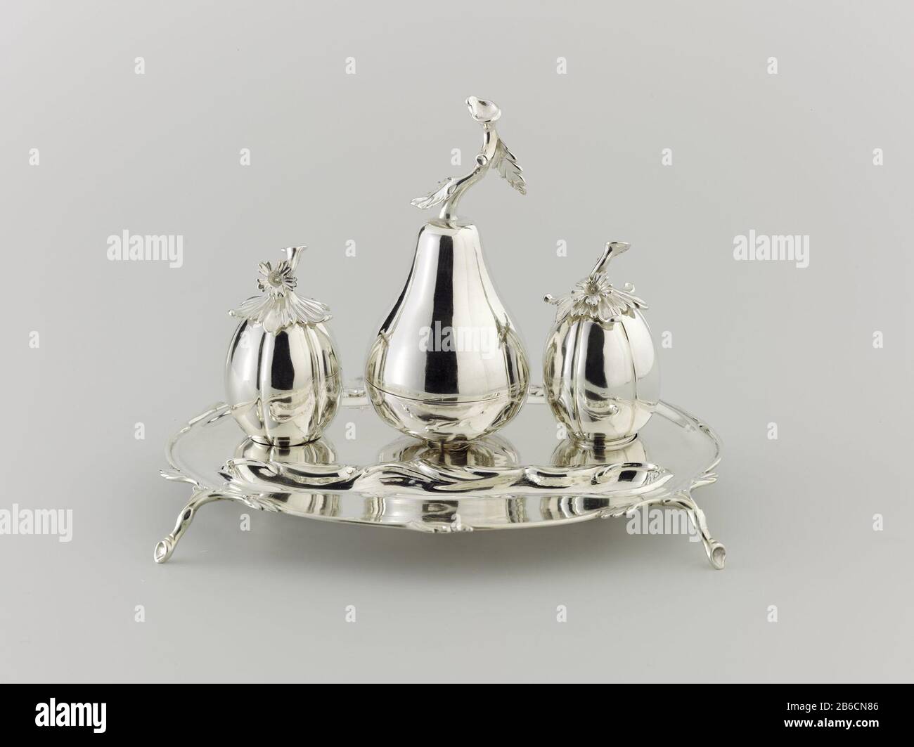 Chiamata associata a inkstand Inktstel van zilver. Het blad è aan de achterzijde recht en aan de voorzijde gebogen. De inktpot en zandstroier zijn meloenvormig. Tussen de twee melenen è de peervormige tafelbel aangebracht. Produttore : zilversmid: Laurens PotmansPlats fabbricante: Middelburg Dating: CA. 1773 - ca. 1782 Materiale: Zilver dimensioni: H 16,5 cm. × h 23,1 cm. × g 956,0 gr Foto Stock