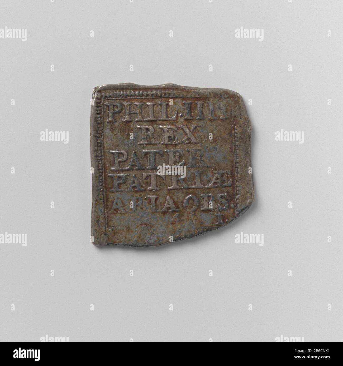 Assedio di Aire da parte della livre francese Eenzijdige, rechthoekige, zilveren noodmunt, rechts onder schuin afgeneden. Voorzijde: Oppschrift. Produttore : medailleur: AnoniemPlats fabbricante: Aire-sur-la-Lys datazione: 1641 Materiale: Zilver Techniek: Slaan dimensioni: H 2,1 cm. × b 2 cm. × g 3,60 gr Oggetto: Belem van Aire (1641)Wanneer: 1641-05-25 - 1641-07-27 Foto Stock