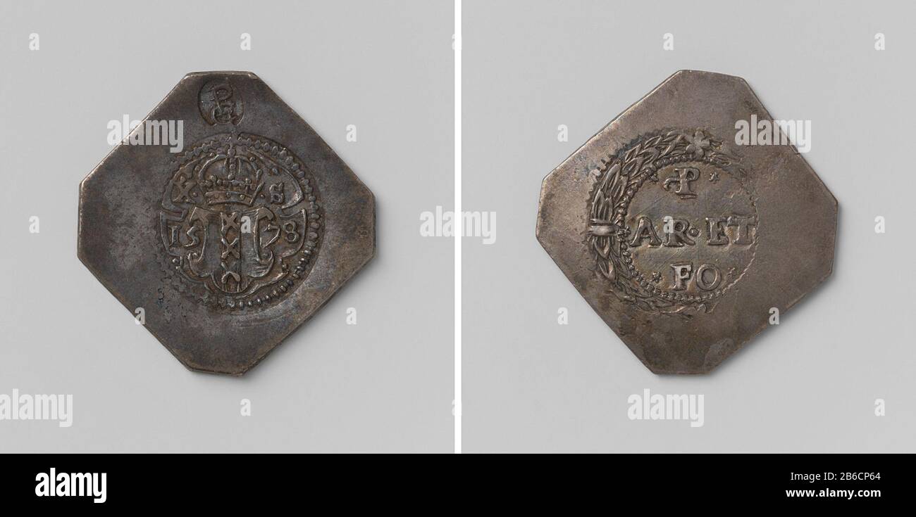 Assedio di Amsterdam, moneta di emergenza dieci penny picchiato da ruitvormige noodmunt argento urbano incontrato afgeschuinde hoeken. Voorzijde: Twee stempels boven elkaar; van onder naar boven: Muntmeesterteken: Letters P en G; stadswapen: Gekroond wapenschild tussen jaartal; links van kroon letter X, rechts letter S binnen ronde parelrand. Keerzijde: Opschrift binnen lauwerkrans fabbricante : Roelant Goverts PiggePlats fabbricazione: Amsterdam Incontri: 5-gen-1578 Materiale: Zilver Techniek: Slaan dimensioni: H 3 cm. × b 2,9 cm. × g 6,76 gr Oggetto: Belem van Amsterdam (1577/1578)anneatore: 1577-12 - 1578-02-08 Foto Stock