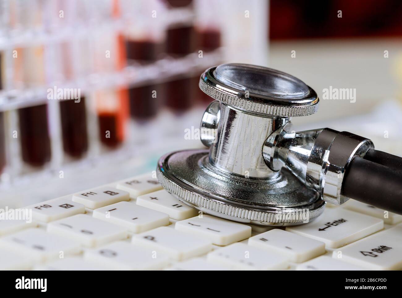 Test del sangue per apparecchiature mediche, compreso stetoscopio computer con tastiera per tecnologia farmaceutica Foto Stock