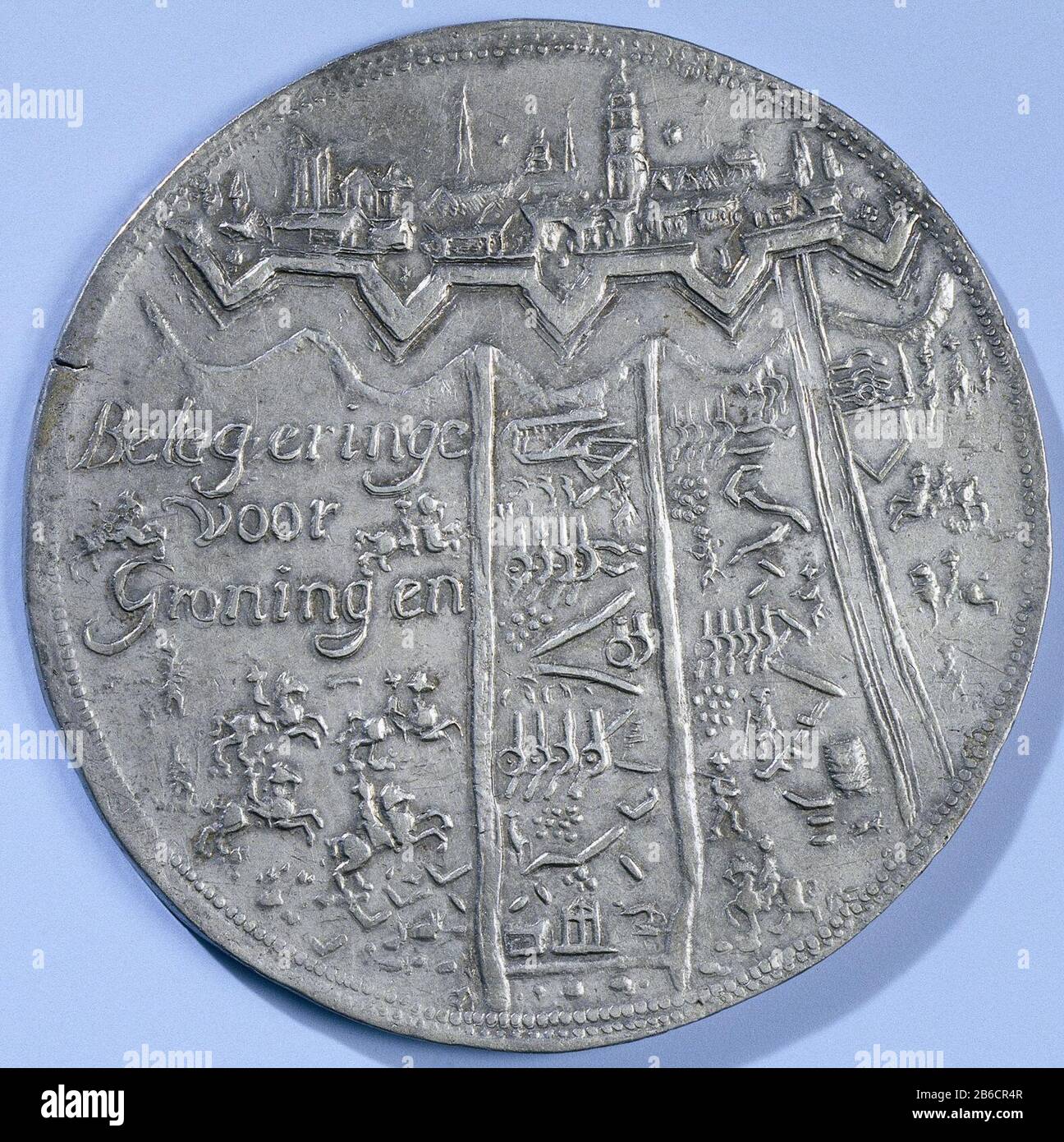 Assedio di Groningen e presa della medaglia d'argento di Coevorden. Fronte: Faccia in città e assediato durante il bombardamento sinistra iscrizione centrale. Inverso: Mappa di fortezza assediata all'interno di omschrift. Produttore : anonimo Data: 1672 Materiale: Argento Tecnica: Dimensioni del negozio: 5.5 cm d. × 32,42 g gr Oggetto: Assedio di Groningen (1672) cattura di Coevorden disastro anno e tempo: 1672-07-09 - 1672-12-201672-12-30 - 1672-12-30 Foto Stock