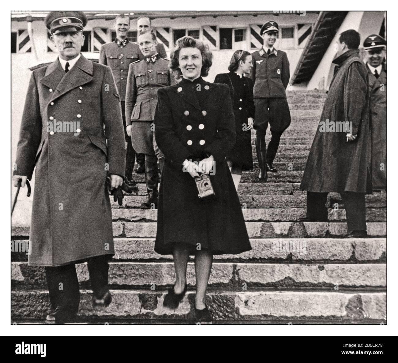 WW2 1940 Adolf Hitler in uniforme con Eva Braun in una foto informale con personale militare dietro al Berghof Berchtesgaden nazista Germania 1940 Foto Stock