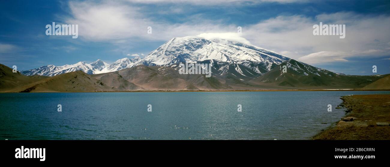 Montagna Sul Lago, Muztagh Ata, Lago Di Karakul, Autostrada Karakoram, Provincia Di Xinjiang, Cina Foto Stock