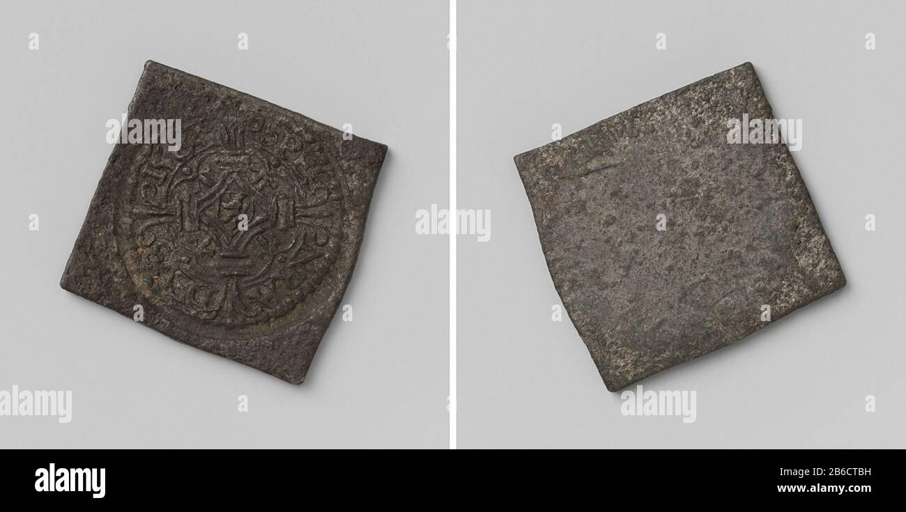 Assedio di Oudenaarde, moneta di emergenza di due grandi eenzijdige, ruitvormige noodmunt. Voorzijde: Een ronde stempel: Versierd kruis tussen fleurons; in hart: Wapenschild binnen omschrift, onderbroken door armen van het kruis. Keerzijde: Blanco fabbricante : anoniemPlats fabbricante: Oudenaarde datazione: 30-mei-1582 Materiale: TiN Techniek: Slaan dimensioni: H 2,6 cm. × b 2,6 cm. × g 3,58 gr Oggetto: Tachtigjarige OorlogBelem en inname van Oudenaarde (1582)Wanneer: 1582-04 - 1582-07-05 Foto Stock