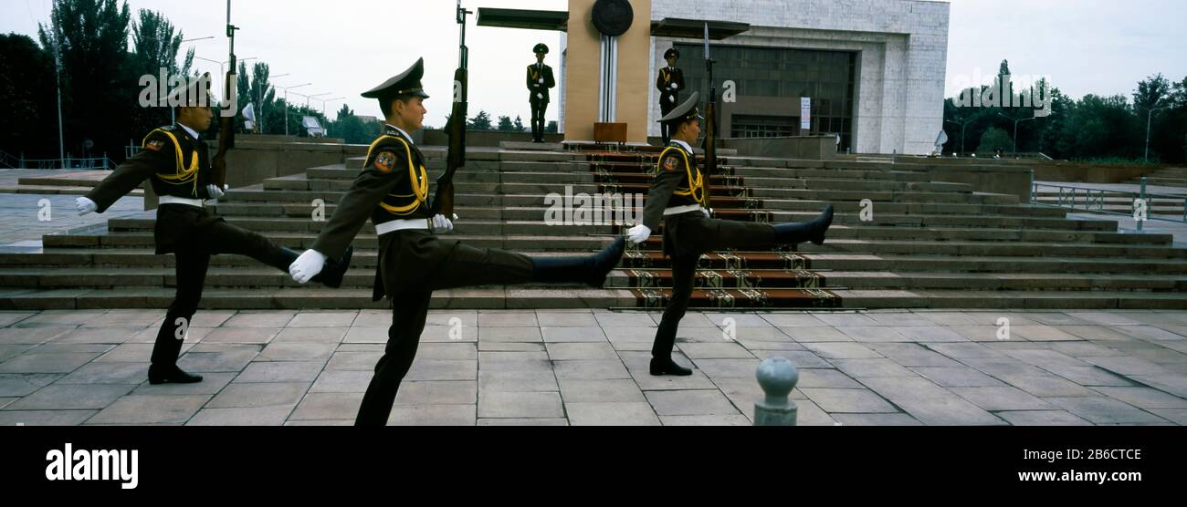 Cerimonia di cambio della guardia in un museo, il Museo Lenin, Bishkek, Kirghizistan Foto Stock