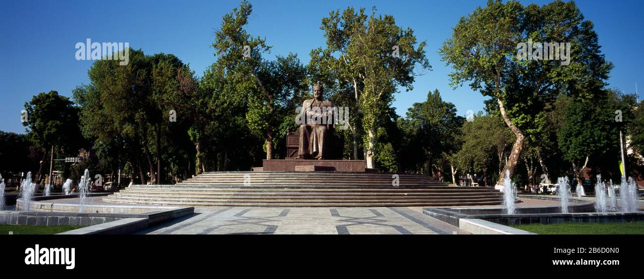 Statua di Amir Timur a un cerchio di traffico, Samarcanda, Uzbekistan Foto Stock