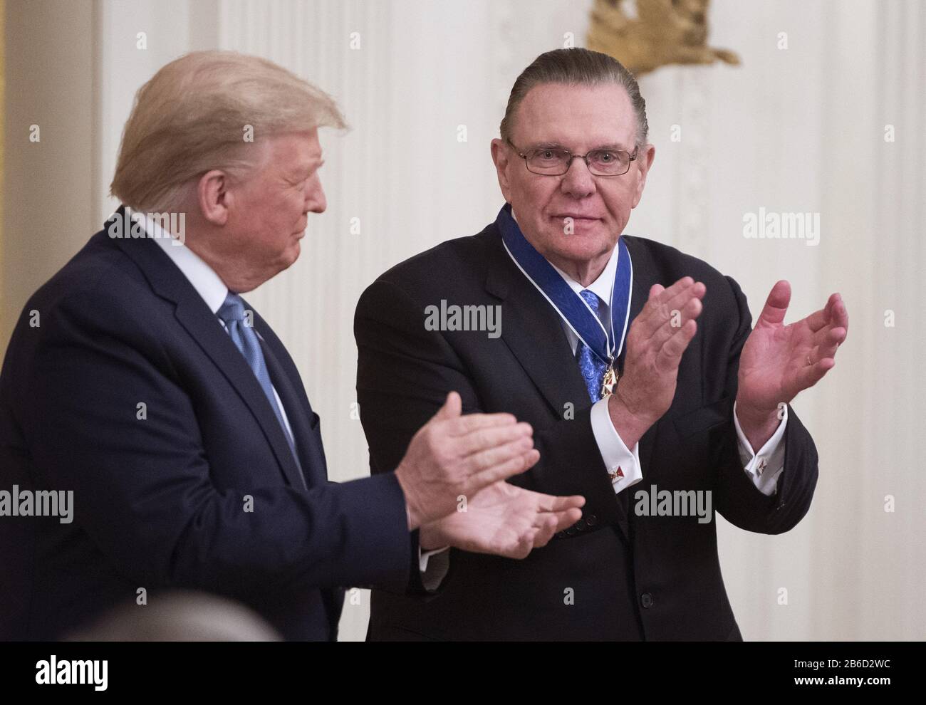 Washington, Stati Uniti. 10th Mar, 2020. Il presidente Donald Trump si applaude accanto al generale dell'esercito Jack Keane (Ret.) dopo averlo presentato con la Medal of Freedom, durante una cerimonia alla Casa Bianca a Washington, DC, il 10 marzo 2020. Foto di Kevin Dietsch/UPI Credit: UPI/Alamy Live News Foto Stock