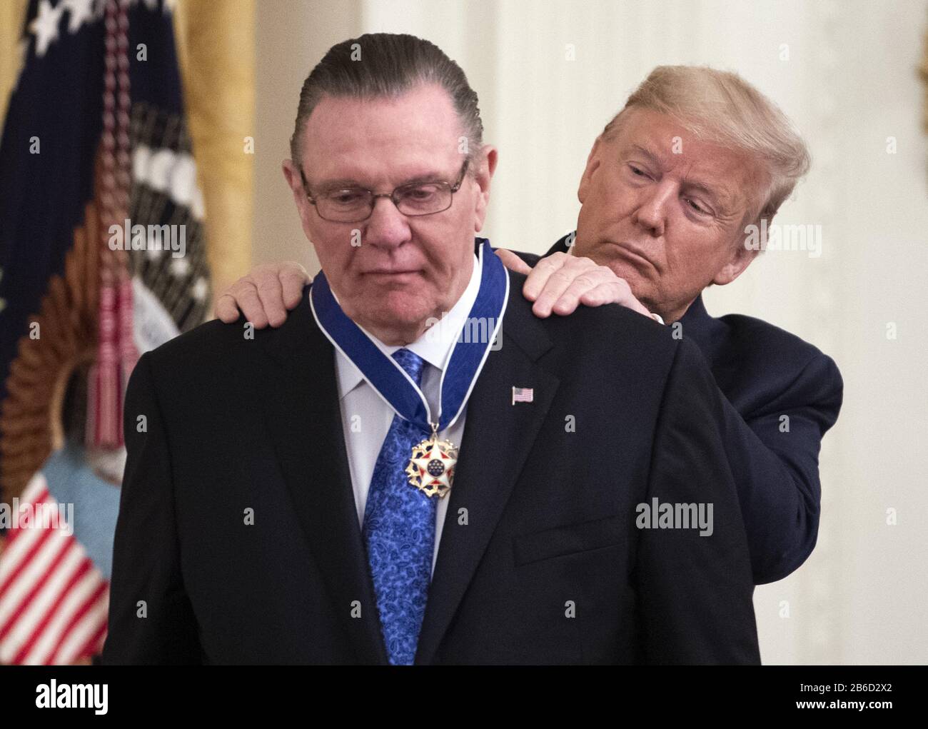 Washington, Stati Uniti. 10th Mar, 2020. Il presidente Donald Trump presenta la Medaglia della libertà al generale dell'esercito Jack Keane (Ret.), durante una cerimonia alla Casa Bianca a Washington, DC il 10 marzo 2020. Foto di Kevin Dietsch/UPI Credit: UPI/Alamy Live News Foto Stock