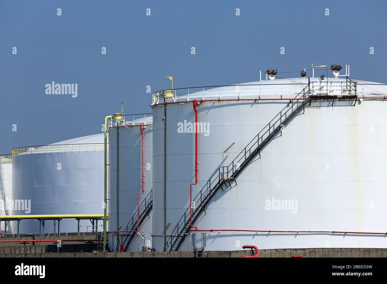 Serbatoi di olio nel porto di Amburgo Foto Stock