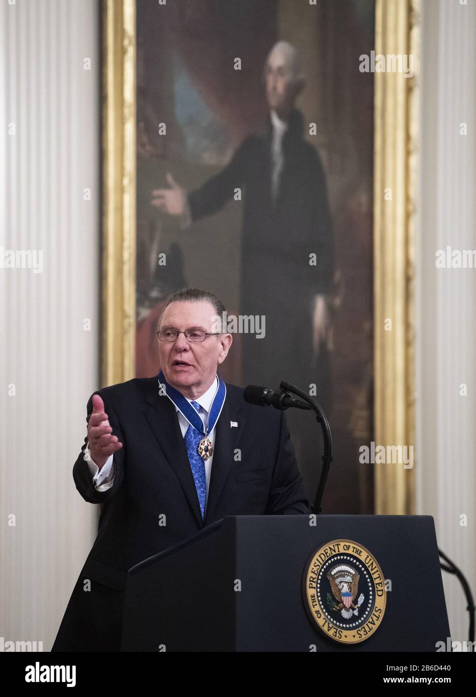 Washington, Stati Uniti. 10th Mar, 2020. Il generale dell'esercito Jack Keane (Ret.) esprime le sue osservazioni dopo che il presidente Donald Trump gli ha assegnato la Medaglia della libertà, durante una cerimonia alla Casa Bianca a Washington, DC il 10 marzo 2020. Foto di Kevin Dietsch/UPI Credit: UPI/Alamy Live News Foto Stock