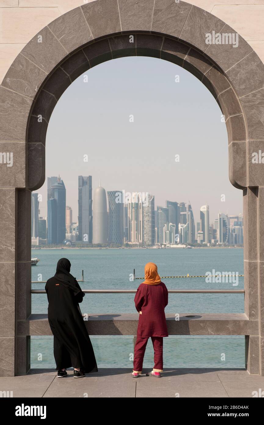 Vista dello skyline di Doha dal Museum of Islamic Art, Doha, Qatar Foto Stock