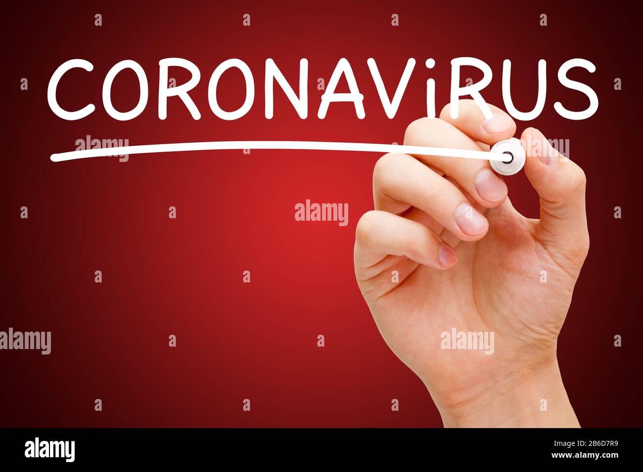 Parola di scrittura Coronavirus con pennarello bianco su piano di pulizia trasparente su sfondo rosso scuro. Covid-19 virus epidemia focolaio concetto. Foto Stock