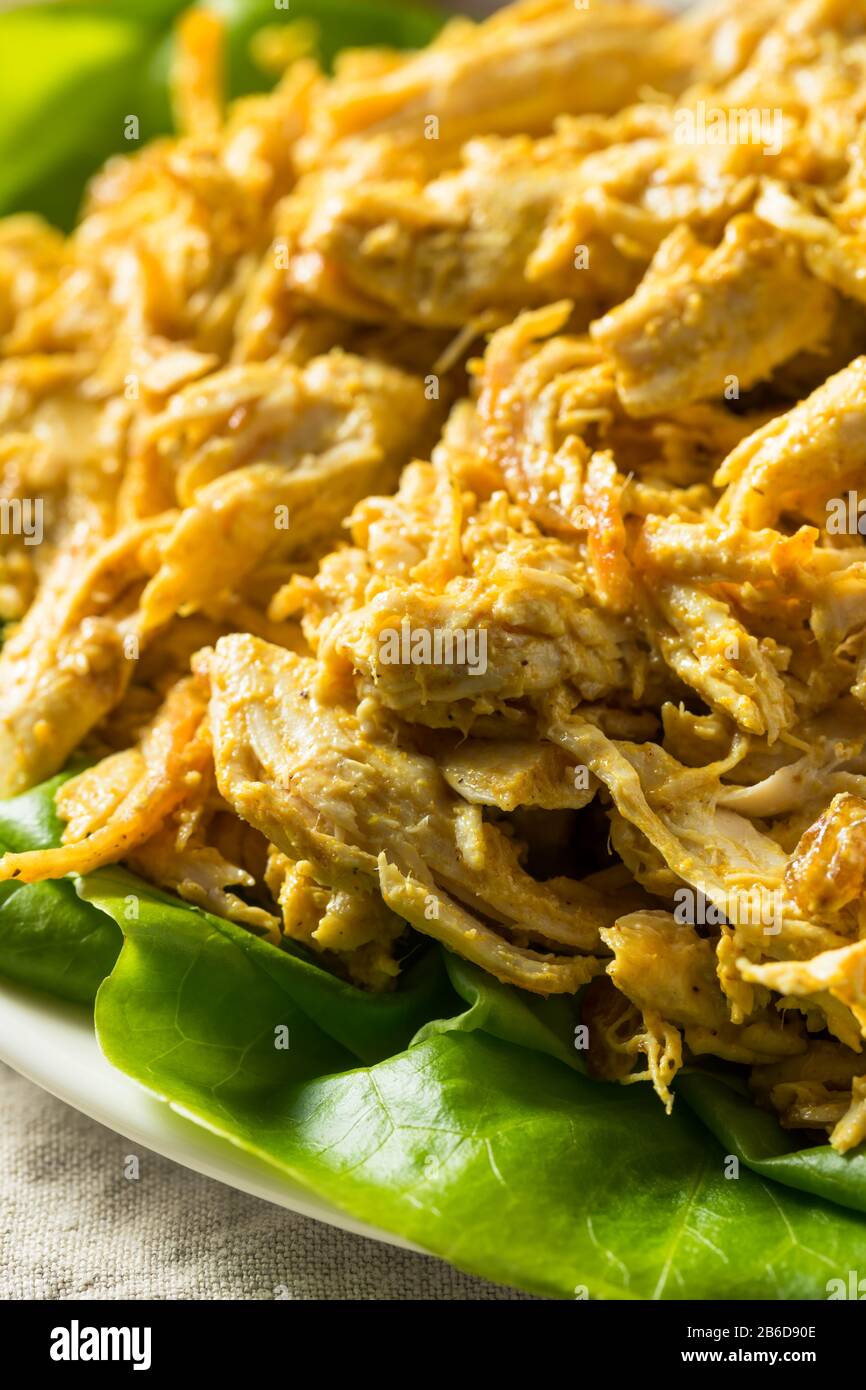 Pollo All'Incoronazione Fatto In Casa Con Lattuga Pronto A Mangiare Foto Stock