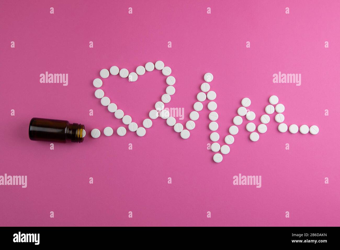 Medicina, sanità e farmacia concetto - pillole e di farmaci in forma di cuore e ritmo cardiaco Foto Stock