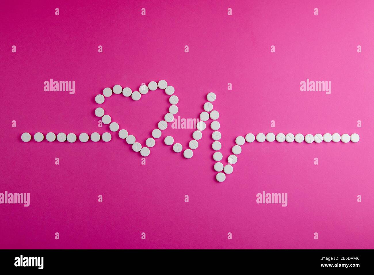 Medicina, sanità e farmacia concetto - pillole e di farmaci in forma di cuore e ritmo cardiaco Foto Stock