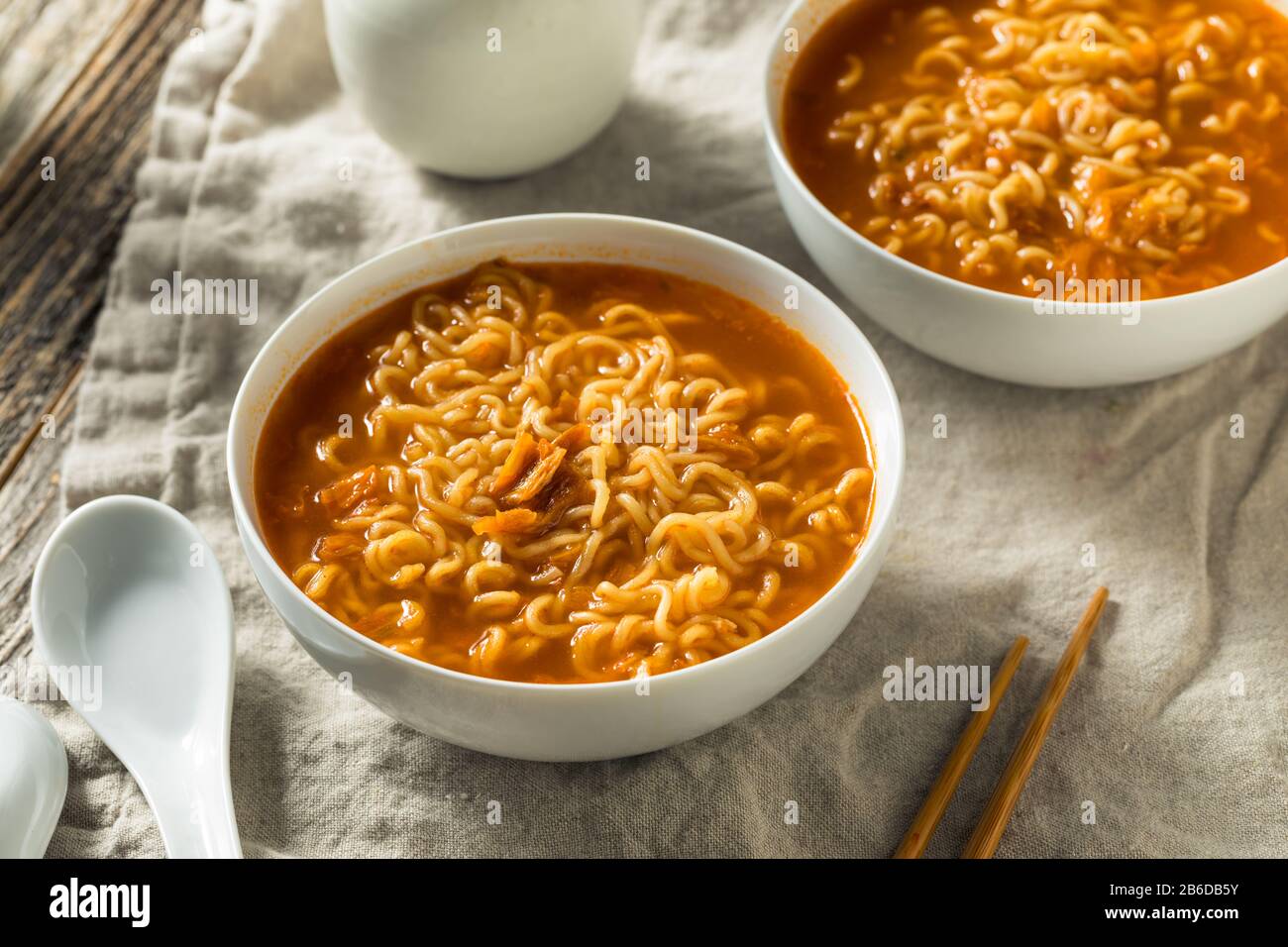 Speziate Instant Ramen Noodle Bowl Pronti A Mangiare Foto Stock