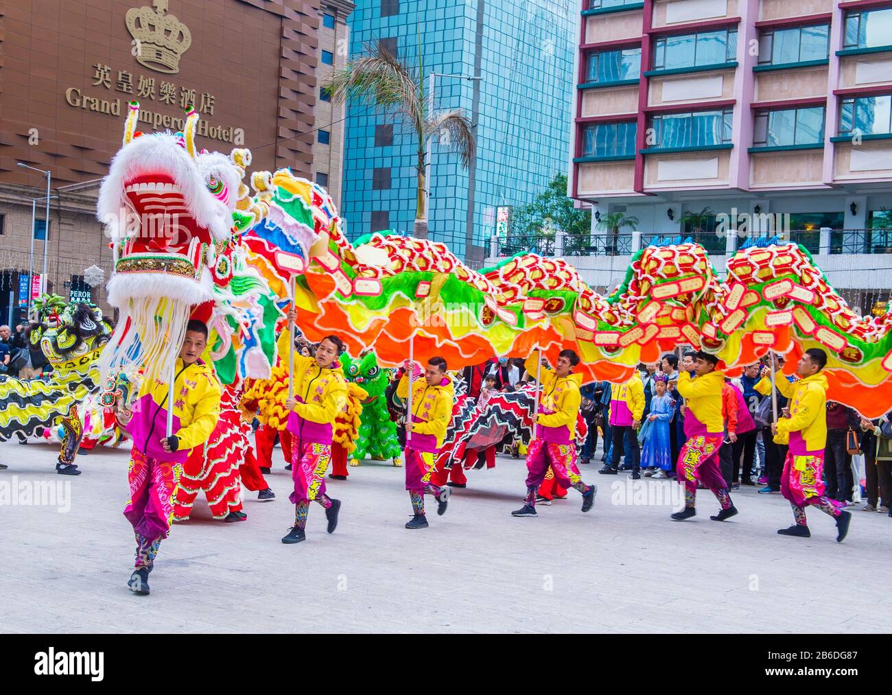 I ballerini si esibiscono in una danza del Drago durante l'evento del Macau International Dragon and Lion Dance Day a Praca da Amizade a Macau Foto Stock