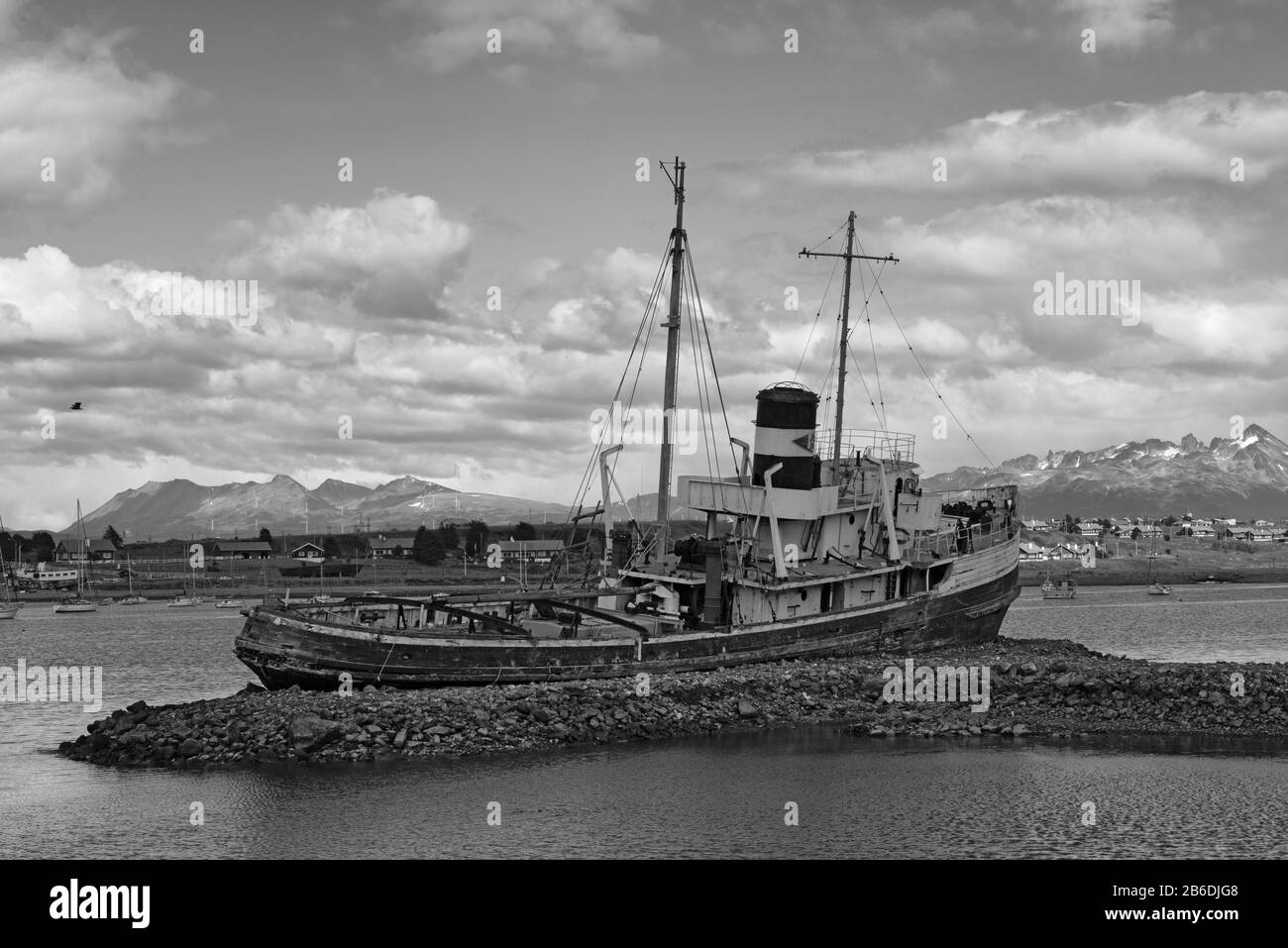 Il naufragio di San Cristoforo nel porto di Ushuaia in nero e bianco, Argentina Foto Stock